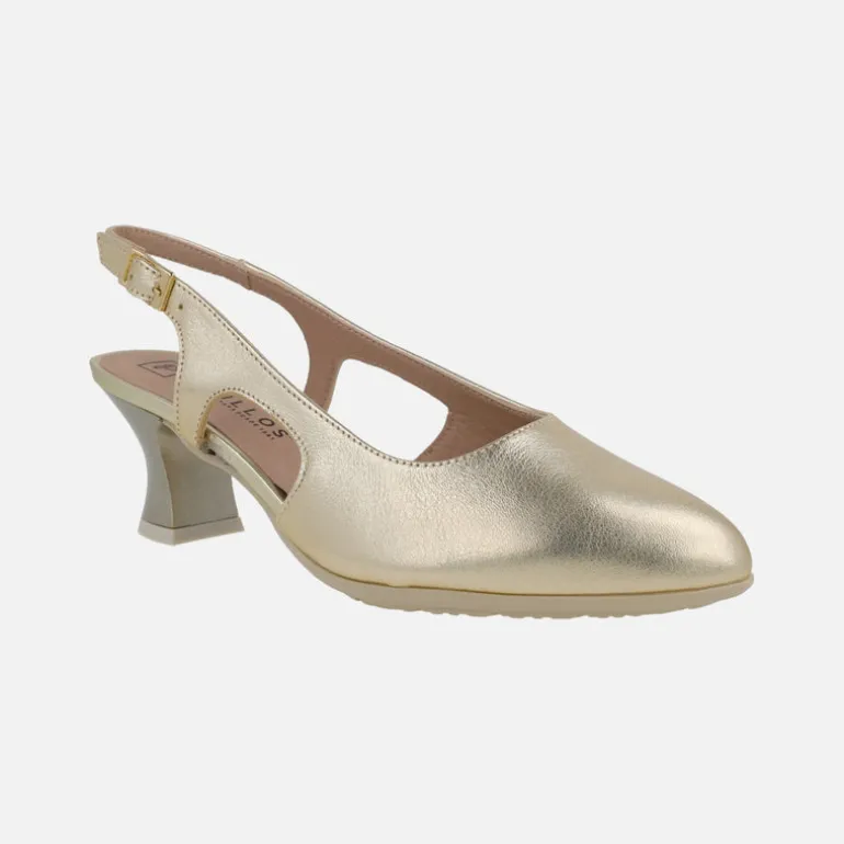 Zapatos corte salón destalonados en piel metalizada con tacón bajo