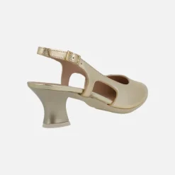 Zapatos corte salón destalonados en piel metalizada con tacón bajo