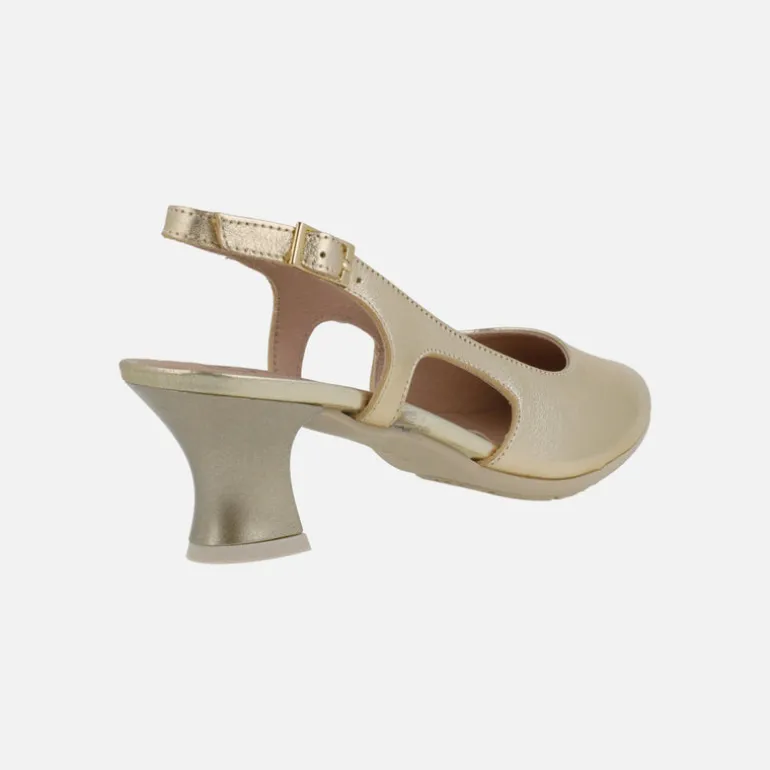 Zapatos corte salón destalonados en piel metalizada con tacón bajo