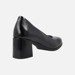 Zapatos corte salón en charol negro con tacón ancho