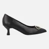 Zapatos corte salón en piel negra con adorno metálico
