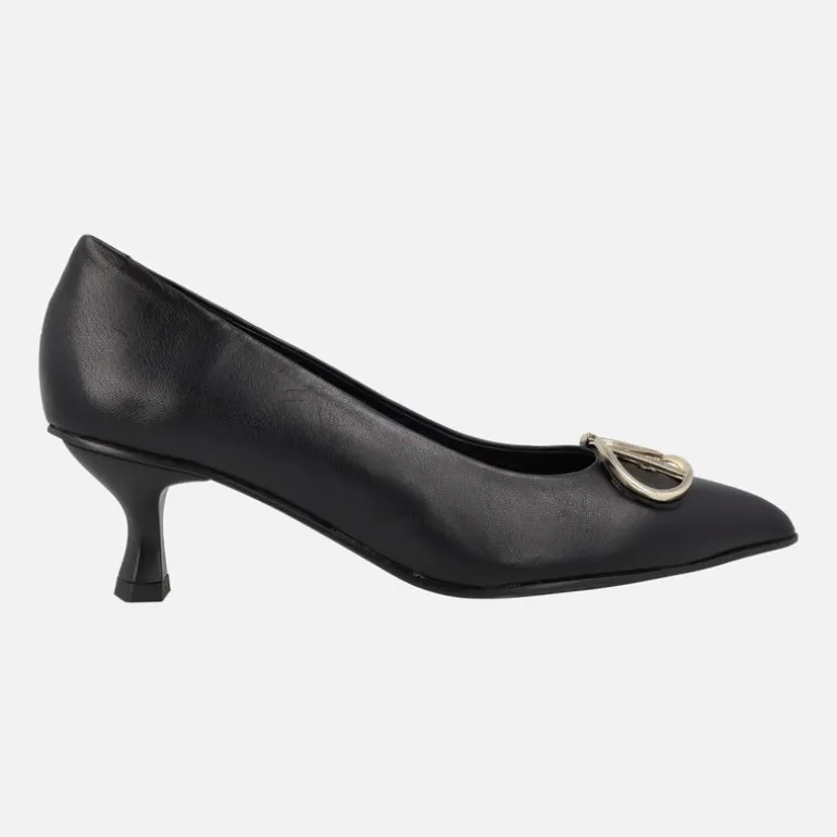 Zapatos corte salón en piel negra con adorno metálico