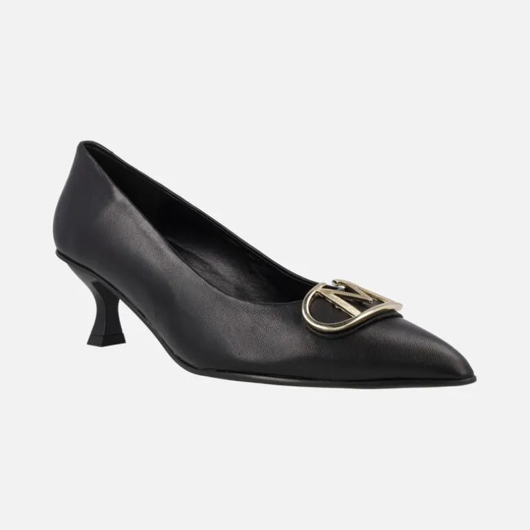 Zapatos corte salón en piel negra con adorno metálico