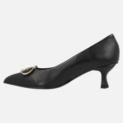 Zapatos corte salón en piel negra con adorno metálico
