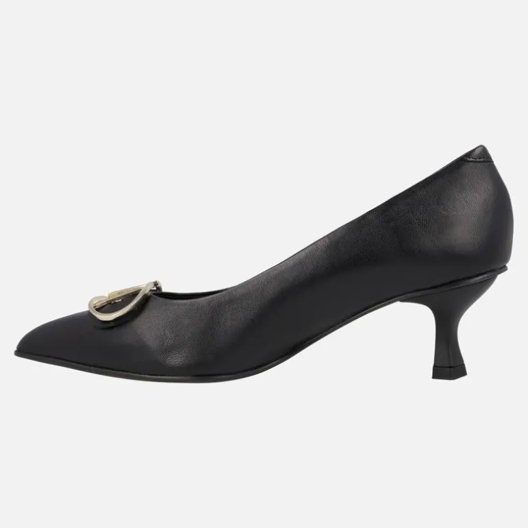 Zapatos corte salón en piel negra con adorno metálico