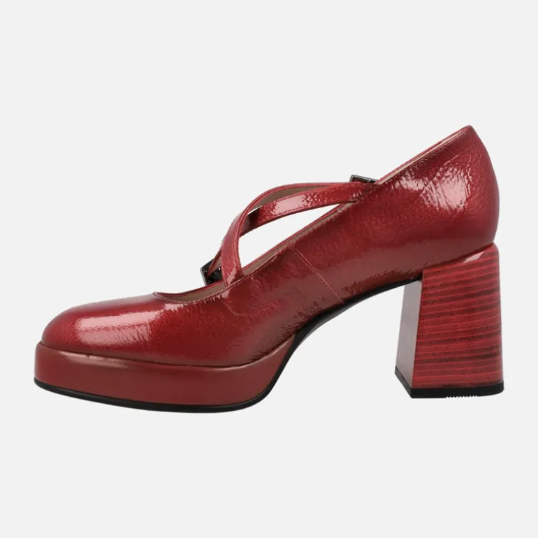 Zapatos corte salón en piel charol con tiras cruzadas y tacón alto