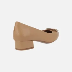 Zapatos corte salón en piel camel con adorno metálico dorado