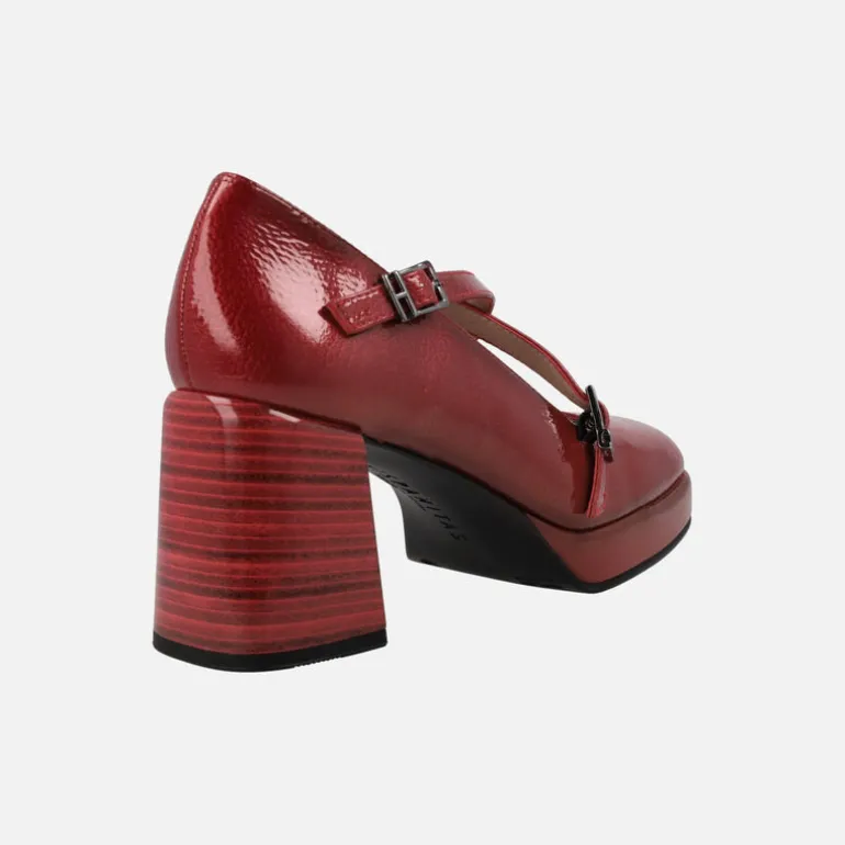 Zapatos corte salón en piel charol con tiras cruzadas y tacón alto