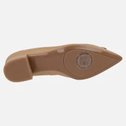 Zapatos corte salón en piel camel con adorno metálico dorado