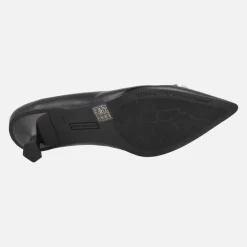 Zapatos corte salón en piel negra con adorno metálico