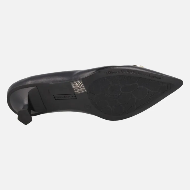 Zapatos corte salón en piel negra con adorno metálico