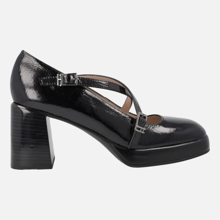Zapatos corte salón en piel charol con tiras cruzadas y tacón alto