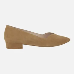 ZAPATOS DE ANTE CAMEL CON TACÓN BAJO Y ESCOTE PICO BREDA