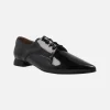 Zapatos de charol negro con cordones y puntera afilada