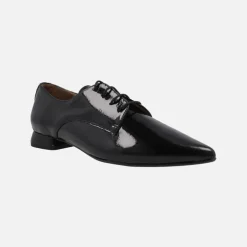 Zapatos de charol negro con cordones y puntera afilada
