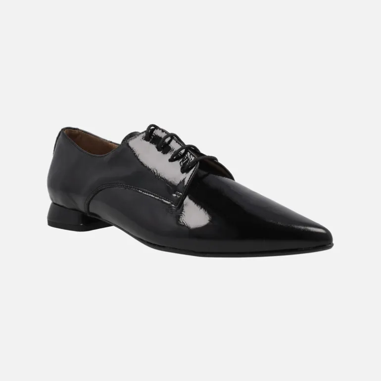 Zapatos de charol negro con cordones y puntera afilada