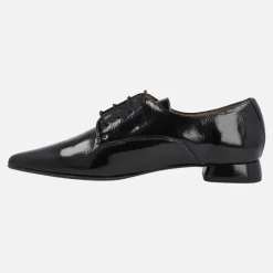Zapatos de charol negro con cordones y puntera afilada