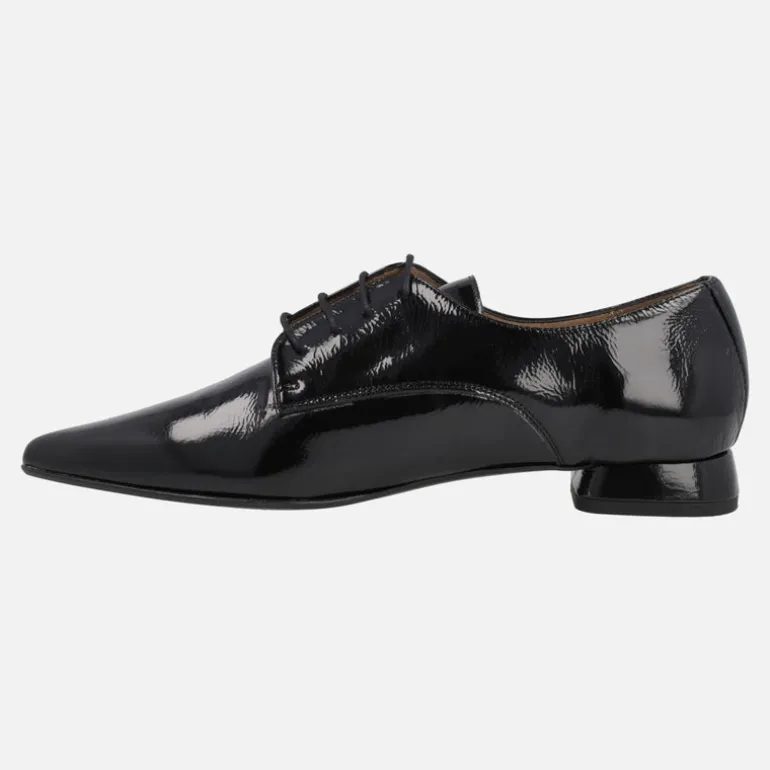 Zapatos de charol negro con cordones y puntera afilada