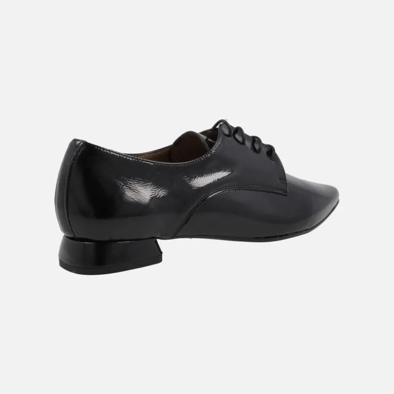 Zapatos de charol negro con cordones y puntera afilada