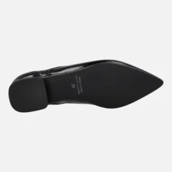Zapatos de charol negro con cordones y puntera afilada