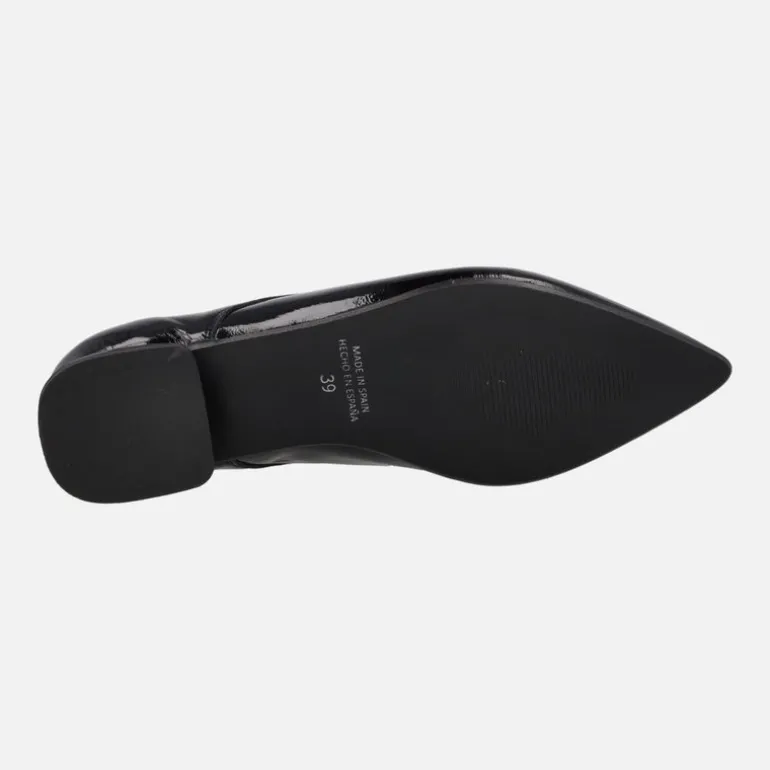 Zapatos de charol negro con cordones y puntera afilada
