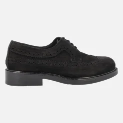 Zapatos de cordones en serraje negro con pala vega y picados
