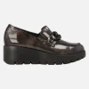 Zapatos de cuña en charol marrón con adorno de cadena