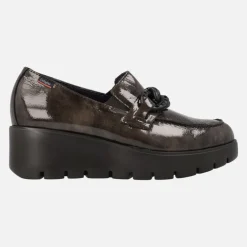 Zapatos de cuña en charol marrón con adorno de cadena