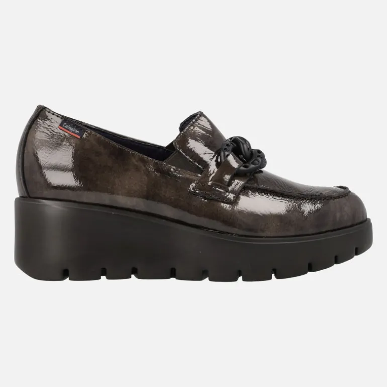 Zapatos de cuña en charol marrón con adorno de cadena