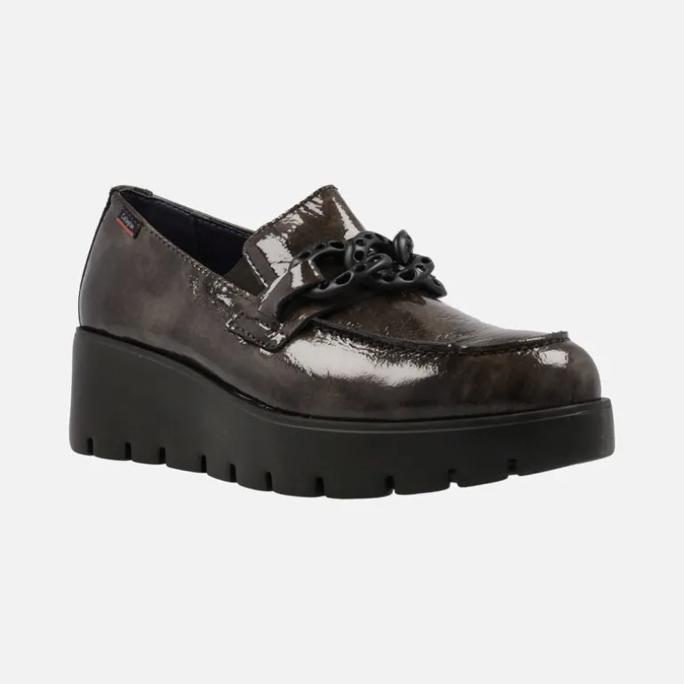 Zapatos de cuña en charol marrón con adorno de cadena
