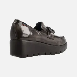 Zapatos de cuña en charol marrón con adorno de cadena