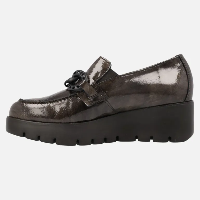 Zapatos de cuña en charol marrón con adorno de cadena
