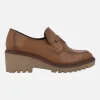 Zapatos de piel con adorno y cuña de goma Viguera