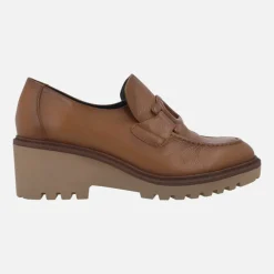 Zapatos de piel con adorno y cuña de goma Viguera
