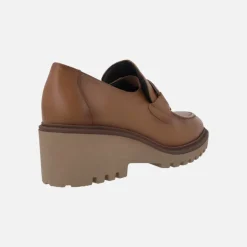Zapatos de piel con adorno y cuña de goma Viguera
