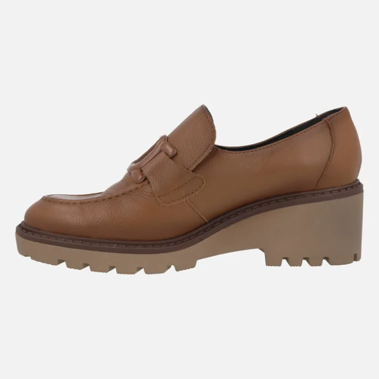 Zapatos de piel con adorno y cuña de goma Viguera