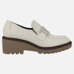Zapatos de piel con adorno y cuña de goma Viguera