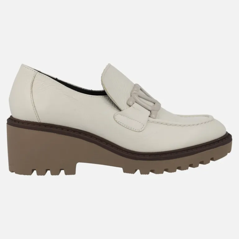 Zapatos de piel con adorno y cuña de goma Viguera