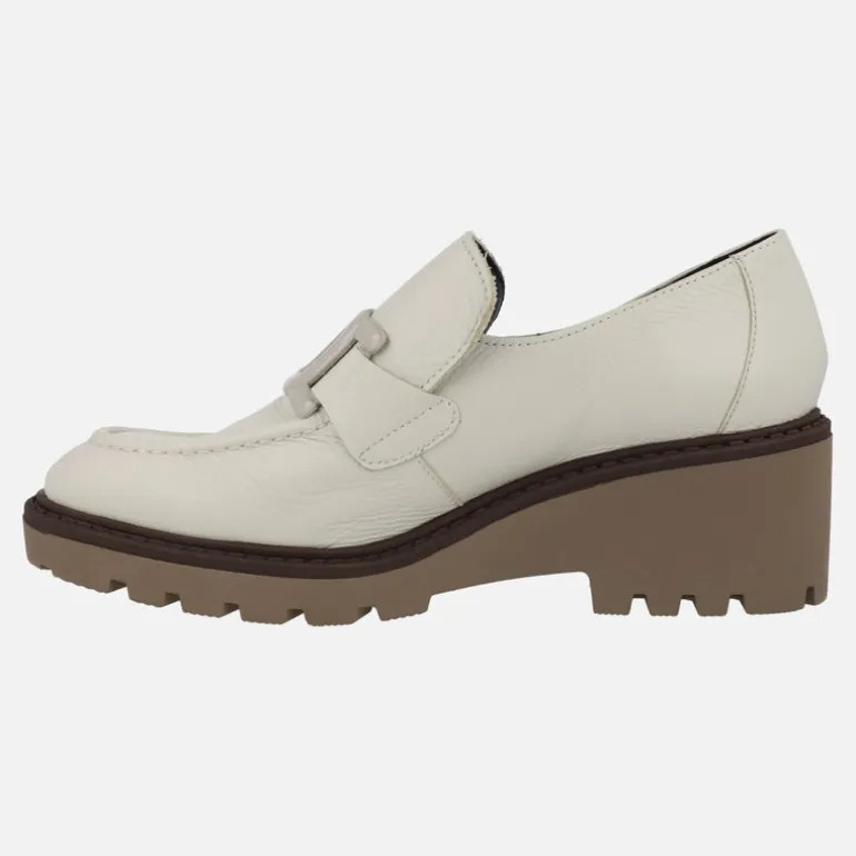 Zapatos de piel con adorno y cuña de goma Viguera