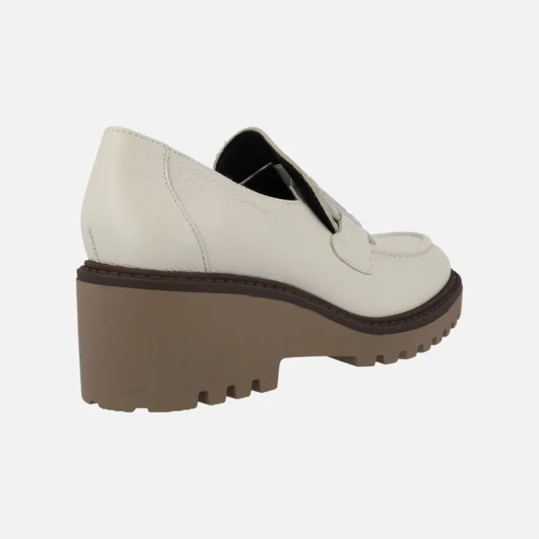 Zapatos de piel con adorno y cuña de goma Viguera