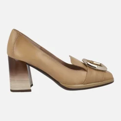 Zapatos de piel con copete y adorno metálico