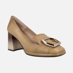 Zapatos de piel con copete y adorno metálico