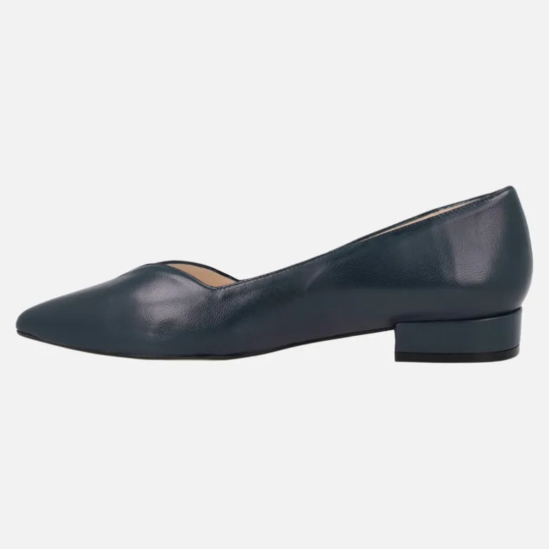 Zapatos de piel con tacón bajo y escote pico Breda