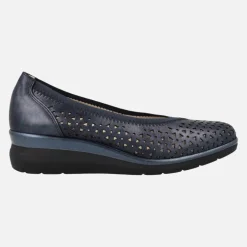 Zapatos de piel corte salón con troquelados y cuña baja