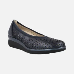 Zapatos de piel corte salón con troquelados y cuña baja