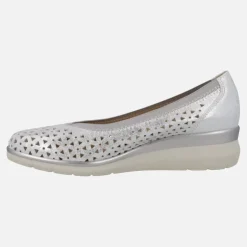 Zapatos de piel corte salón con troquelados y cuña baja