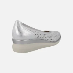 Zapatos de piel corte salón con troquelados y cuña baja