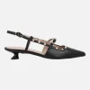 Zapatos de piel destalonados con corte salón y tachas
