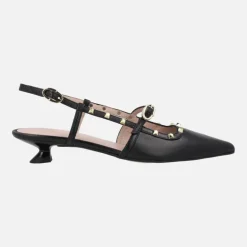 Zapatos de piel destalonados con corte salón y tachas