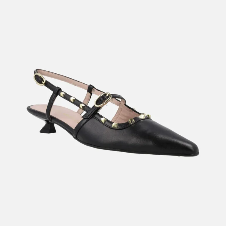 Zapatos de piel destalonados con corte salón y tachas